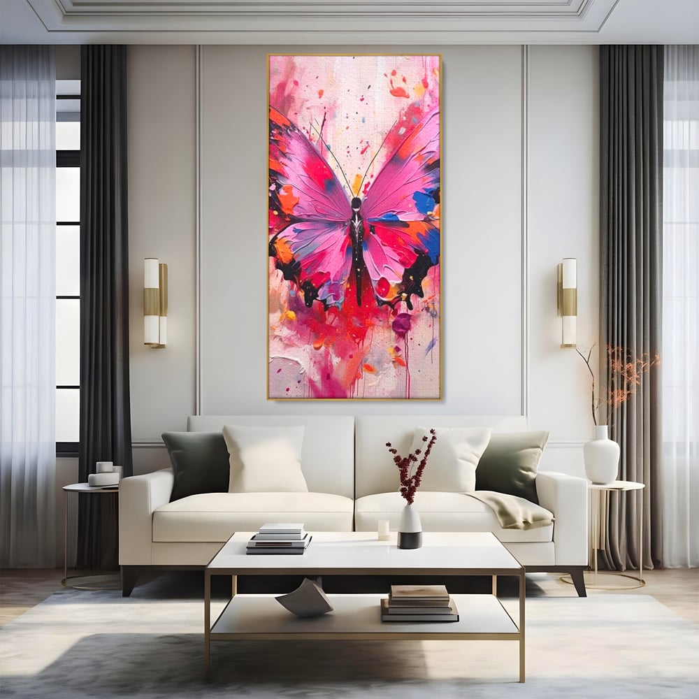 Tablou canvas cu pictura digitala cu fluture roz, in rama de aluminiu auriu, pe perete intr-un living